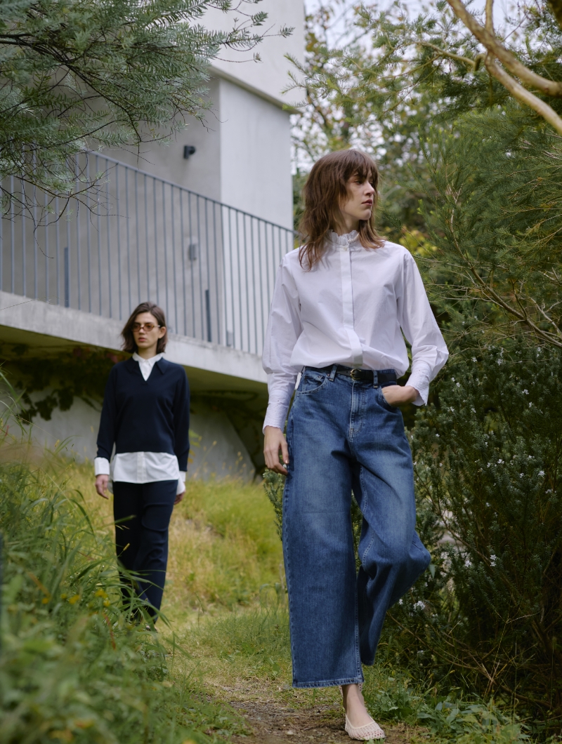 左側は白色のコンフォータブルシャツにネイビー色のニットとパンツを着用した女性と右側は3月上旬公開のShirtとズボンを着用した女性の画像