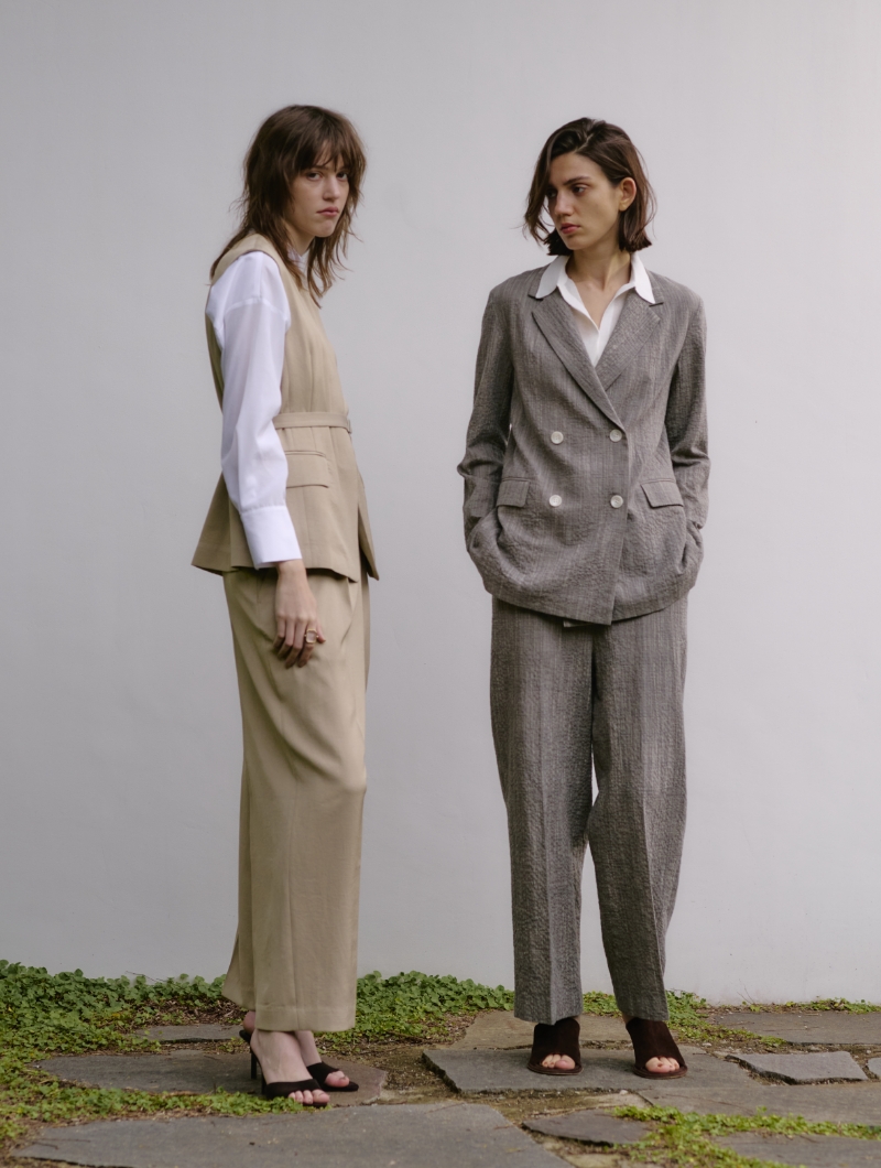 左側には3月中に公開されるGilet、Blouse、Pantsを着用した女性と右側に4月中に公開されるJacket、Knit、Pantsを着用した女性の画像