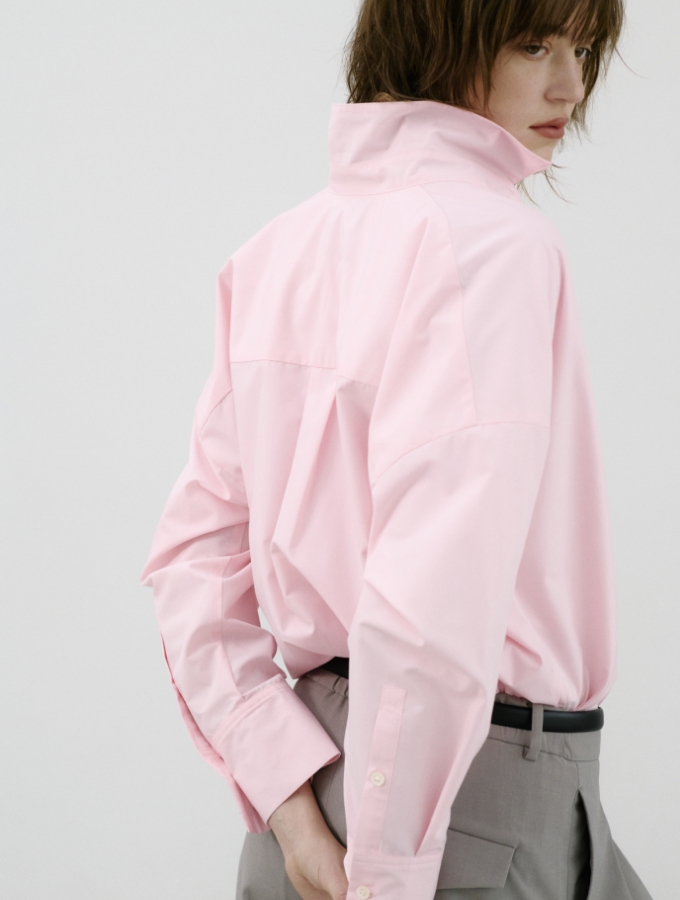 ピンク色のコンフォータブルシャツとグレージュ色のウォッシャブルバレルパンツ【CLEAN MOTION】を着用した女性の画像01