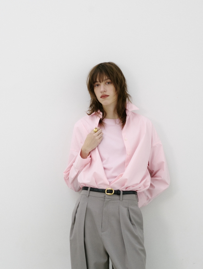 ピンク色のコンフォータブルシャツとグレージュ色のウォッシャブルバレルパンツ【CLEAN MOTION】を着用した女性の画像02
