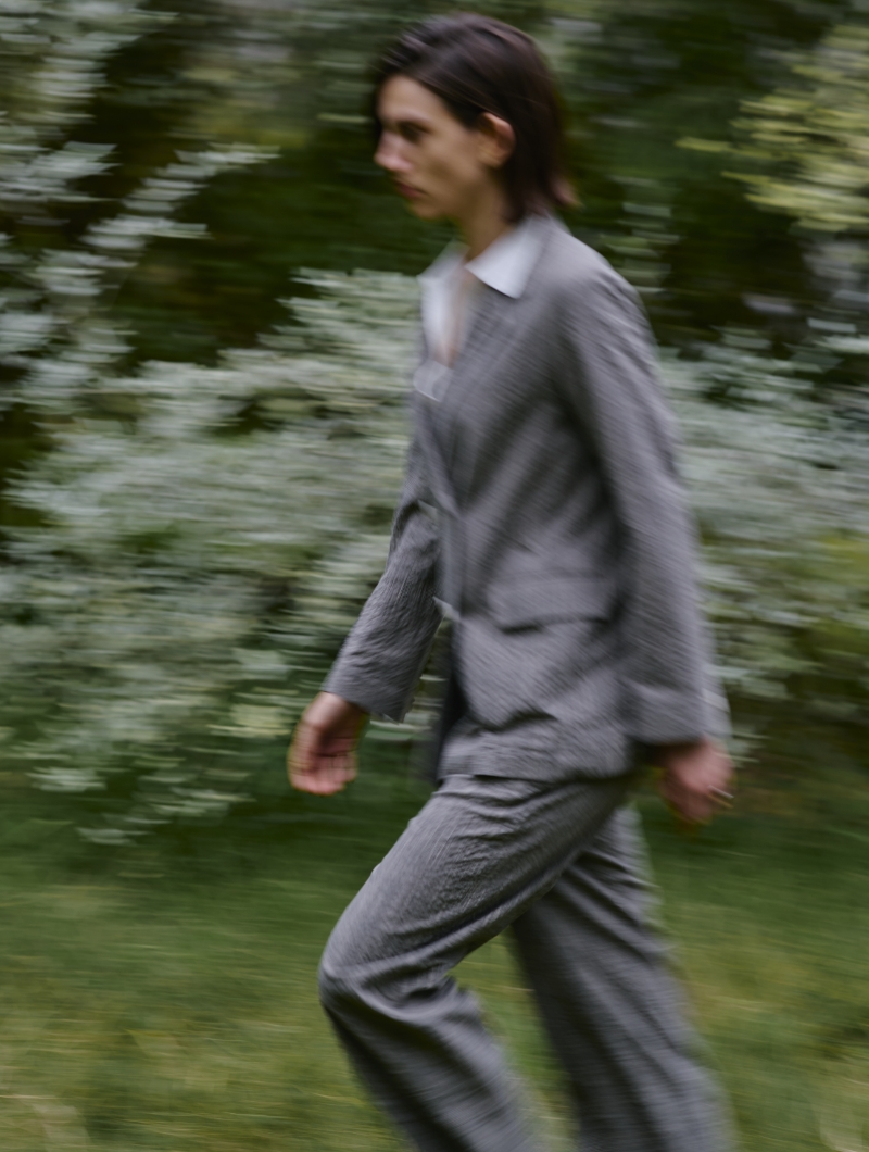 4月中に公開されるグレー色のJacketとPantsを着用した女性の画像