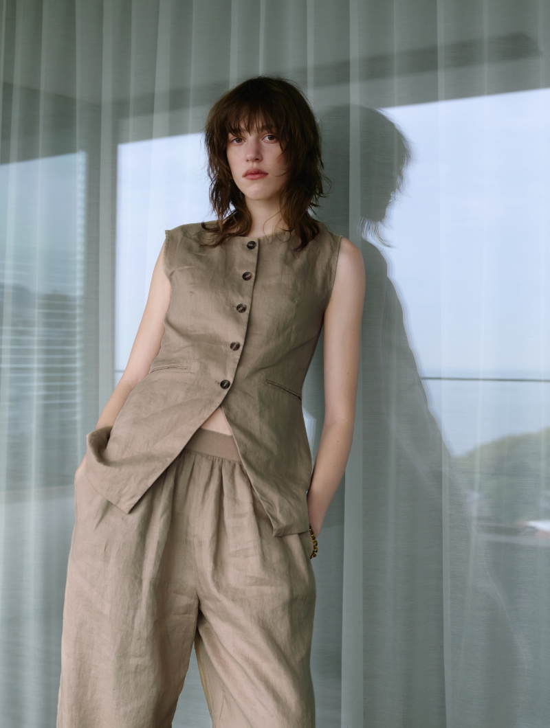 4月に公開するベージュ色のGiletとPantsを着用した女性の画像