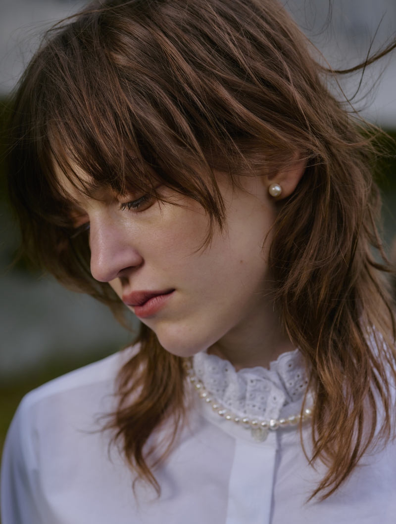 淡水パール2WAYピアス、淡水パールネックレス、白いシャツを着用した女性の画像