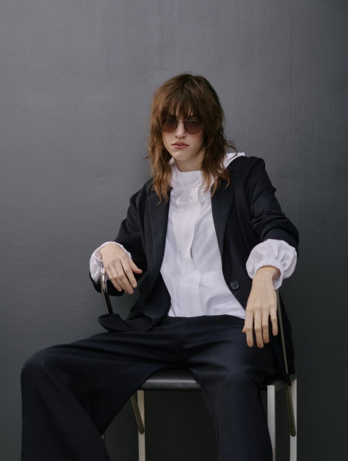 3月に公開する白色のブルゾン、黒色のジャケットとパンツを着用した女性の画像02