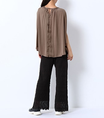 後釦開きデザイン