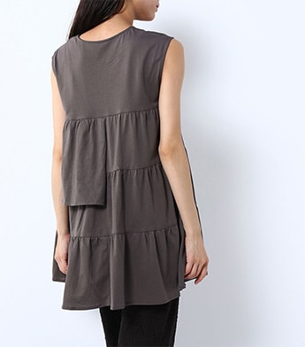 後のティアードデザインが特徴