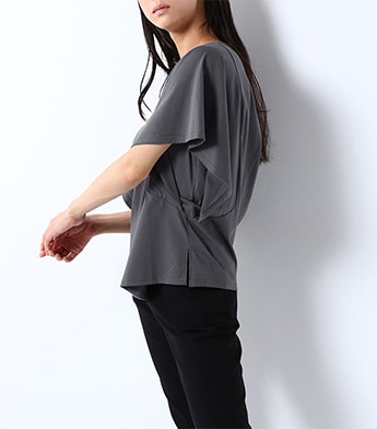 ボリュームのあるフレアスリーブ