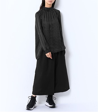 黒地に小さなドット柄でシックな着こなし