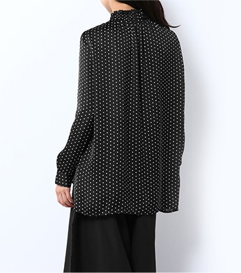黒地に小さなドット柄でシックな着こなし