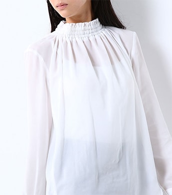 白でエレガントな着こなし