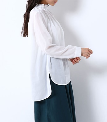 白でエレガントな着こなし