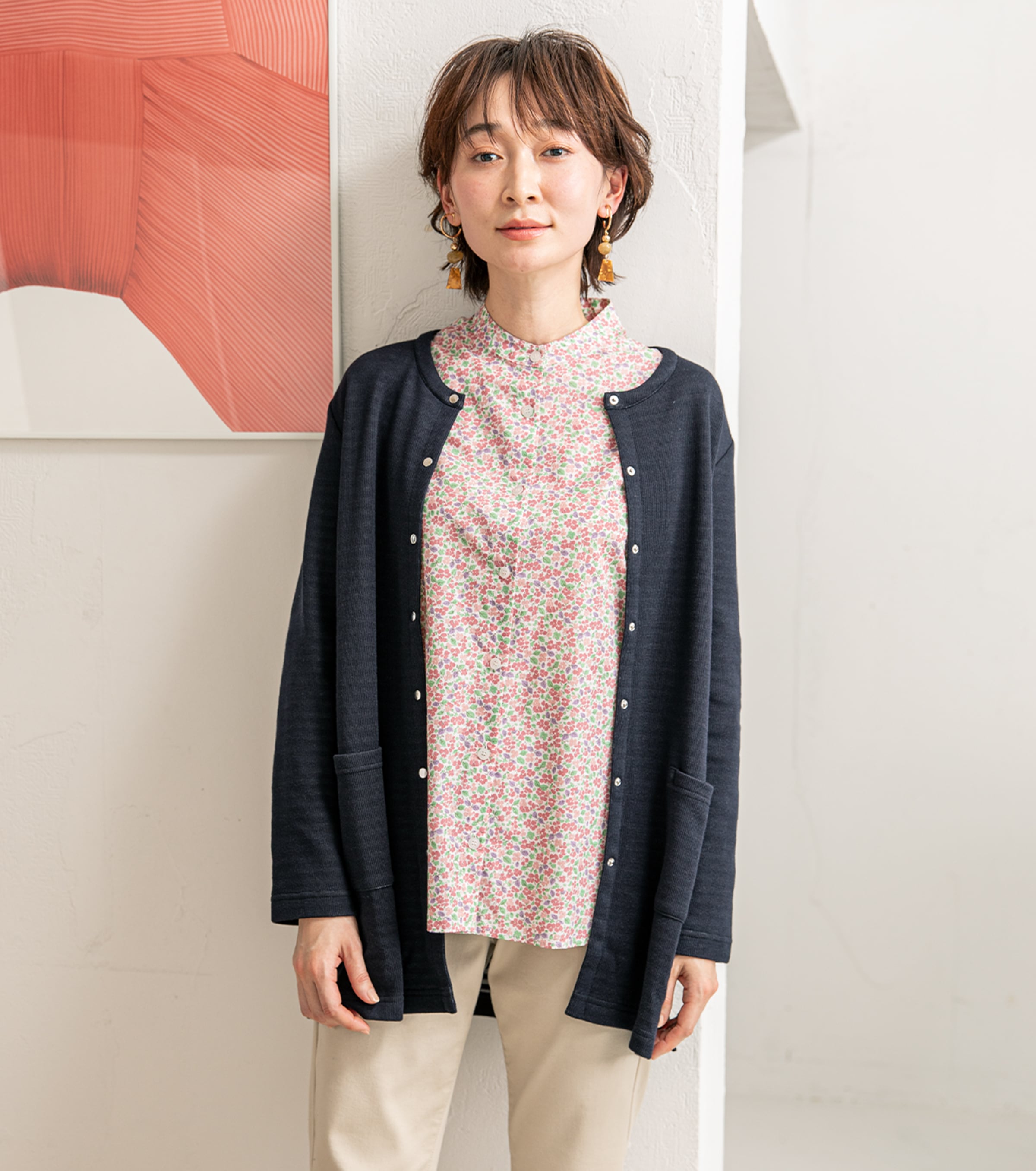 トレフル花柄ブラウス・ピンクを着用している女性の写真