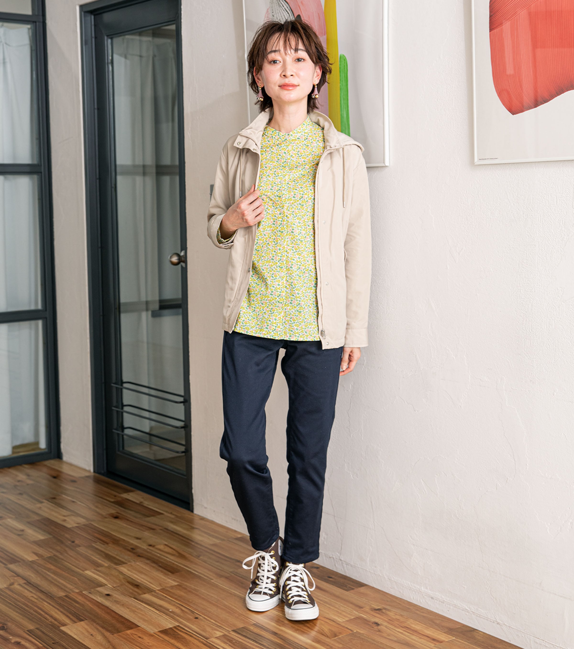 明るいミモザカラーのブラウスで休日コーデ トレフル花柄ブラウス・イエローを着用している女性の写真