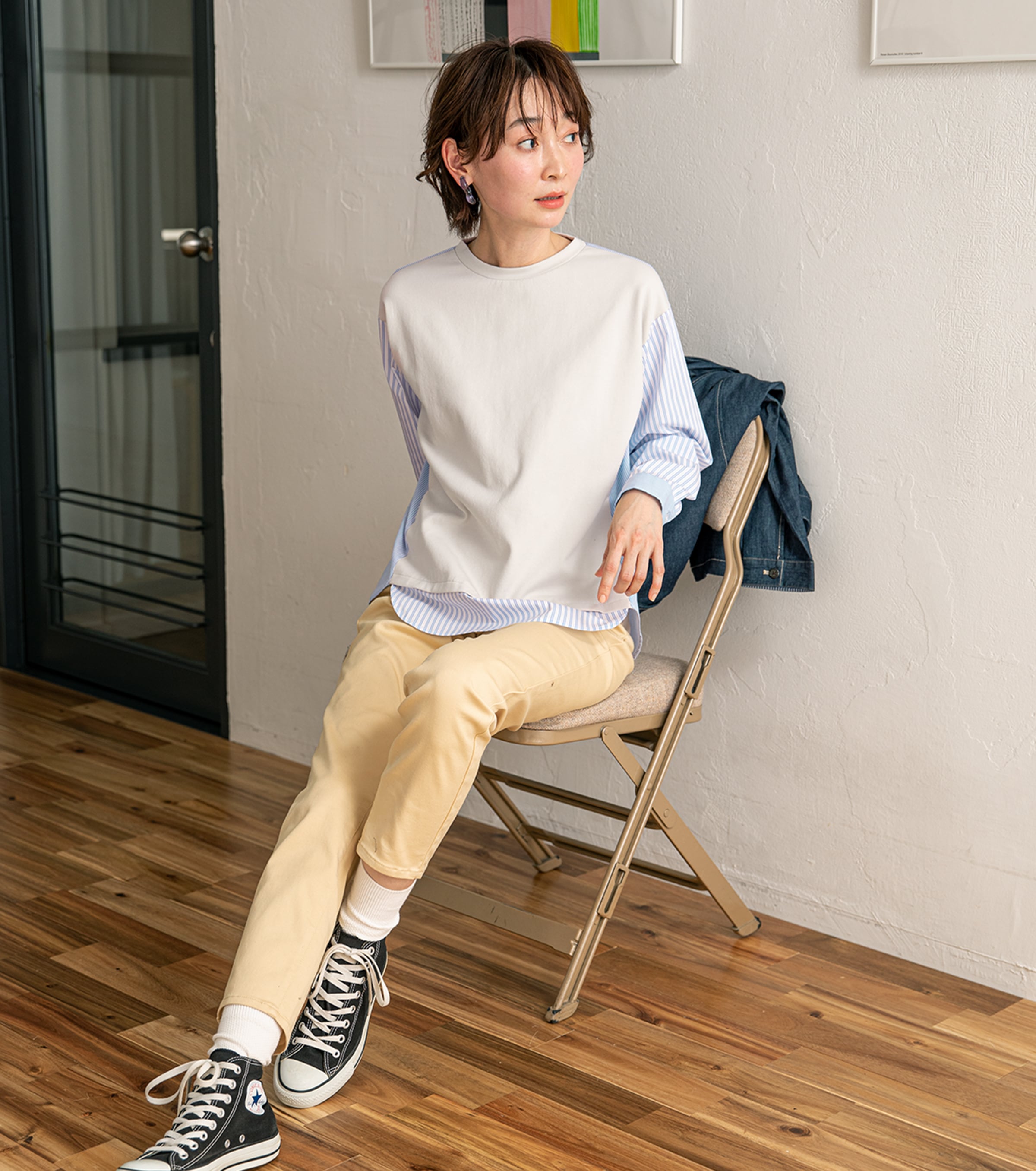 シャツとベストを重ねたようなデザイントップス ストライプ切替ブラウス・ベージュを着用している女性の写真