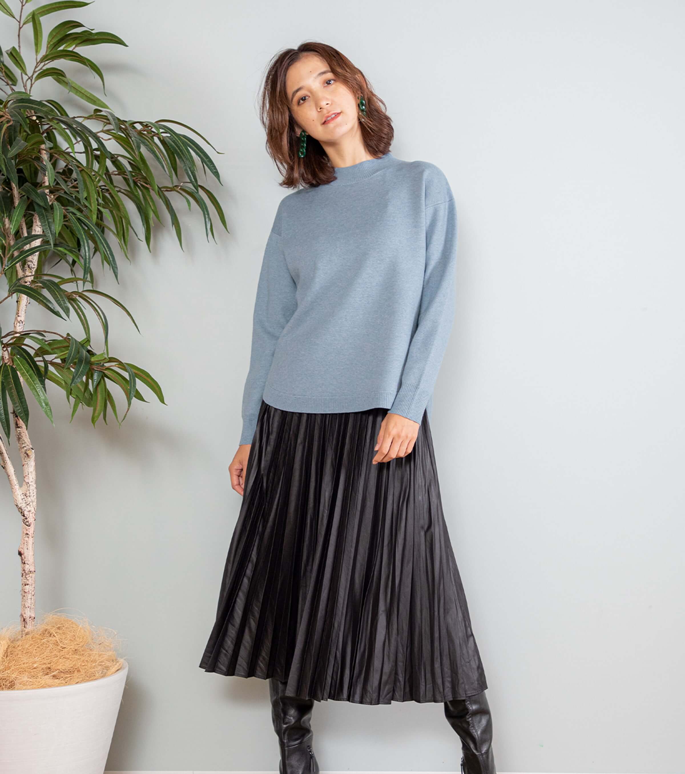 ペールブルー×ブラックで真冬の甘辛コーデが完成