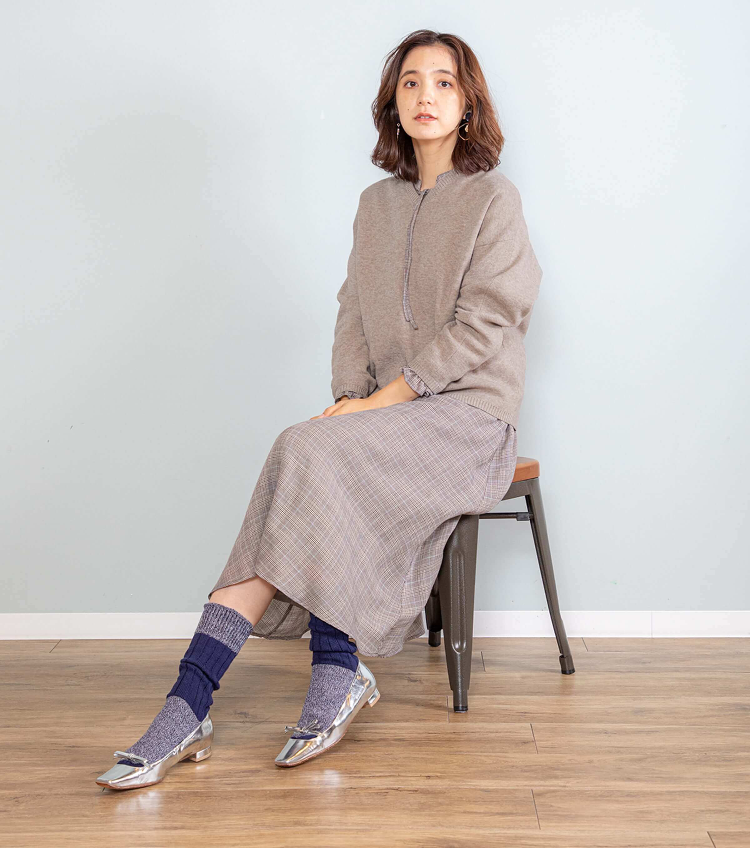 冬の重ね着が楽しめる定番色のVネックニット